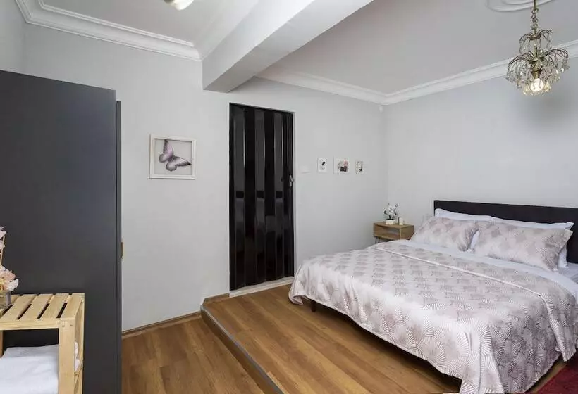 Hotelli 8 Rooms House