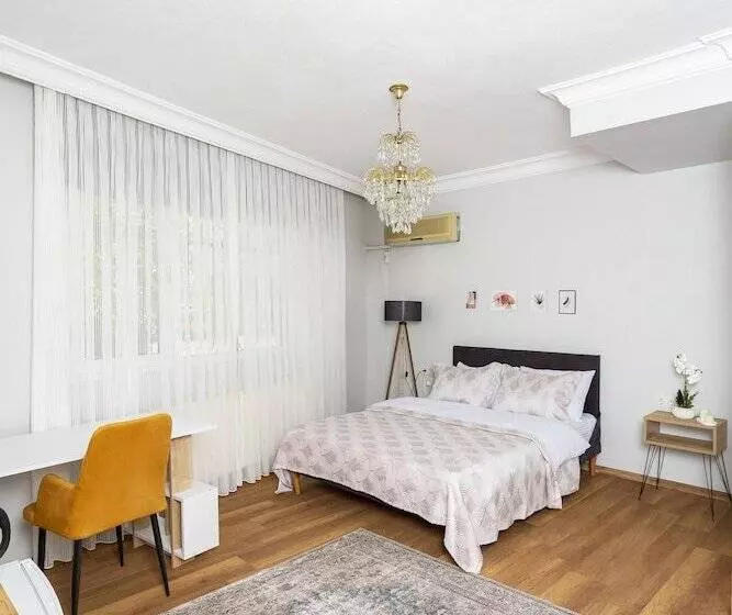 Hotelli 8 Rooms House