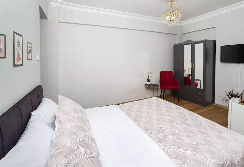 Hotelli 8 Rooms House