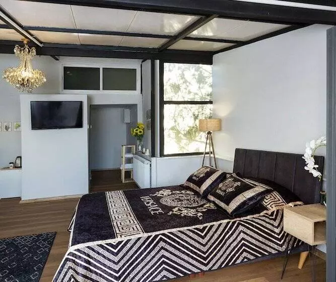 Hotelli 8 Rooms House