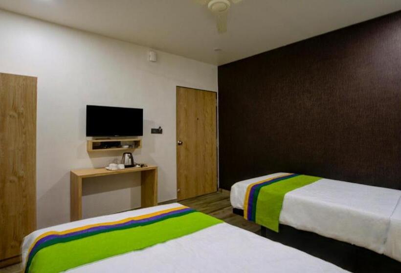 هتل Treebo Grand Lotus   3 Km From Textile Market