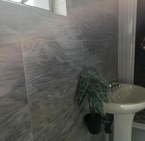 פנסיון Montrose Bnb