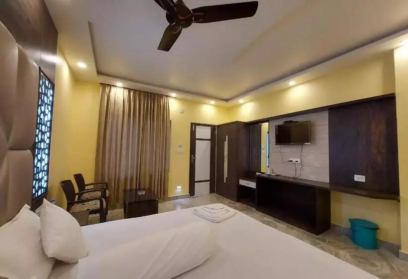 ホテル Holiday Beach Resort !! Beach Distance 50 Mts !!