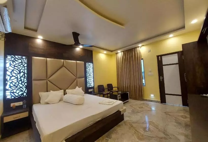 ホテル Holiday Beach Resort !! Beach Distance 50 Mts !!