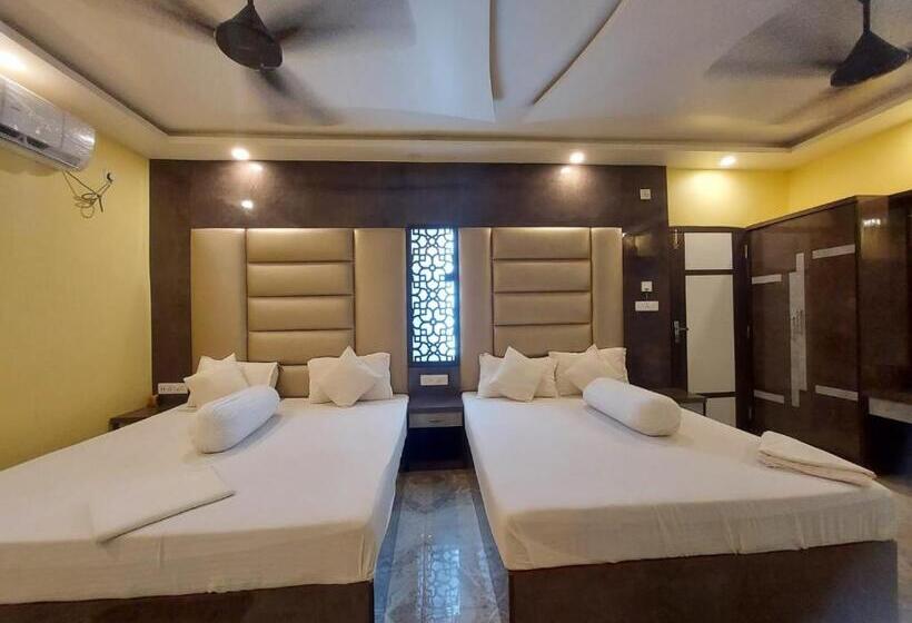 酒店 Holiday Beach Resort !! Beach Distance 50 Mts !!