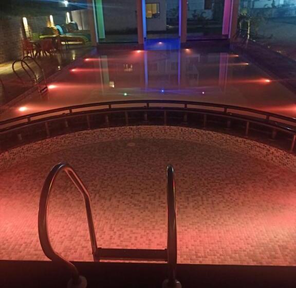 酒店 Holiday Beach Resort !! Beach Distance 50 Mts !!