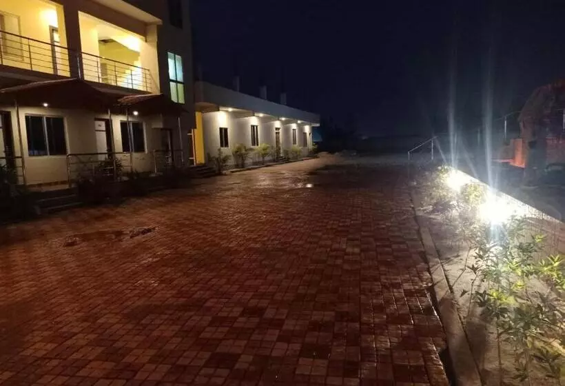 ホテル Holiday Beach Resort !! Beach Distance 50 Mts !!