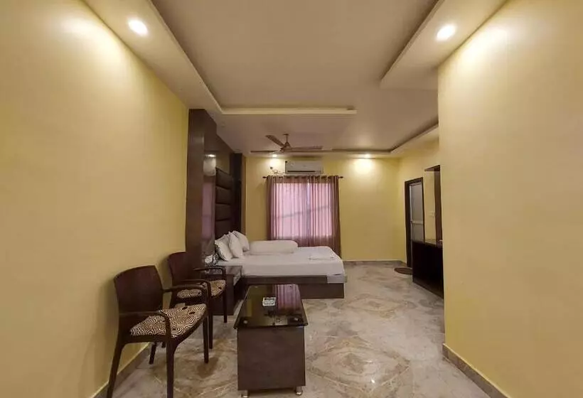 ホテル Holiday Beach Resort !! Beach Distance 50 Mts !!