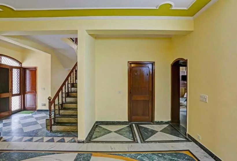 Hotelli Oyo Flagship 81046 Royal Retreat