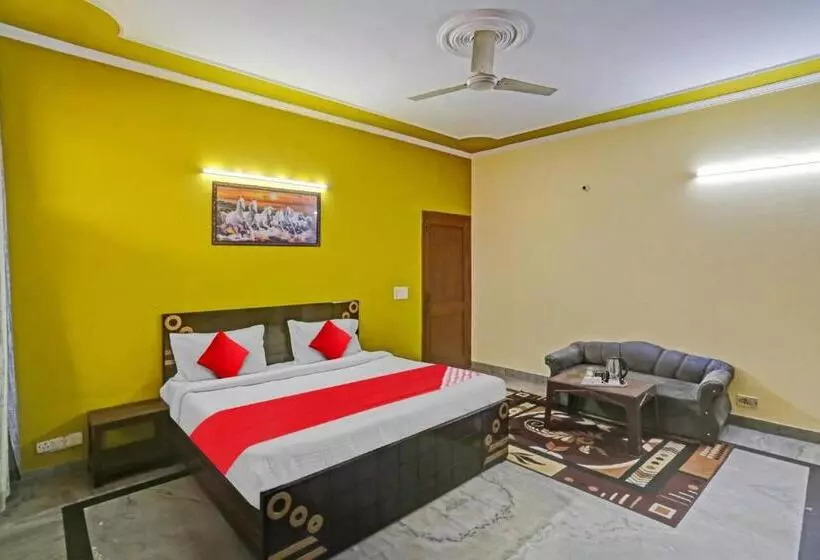 Hotelli Oyo Flagship 81046 Royal Retreat