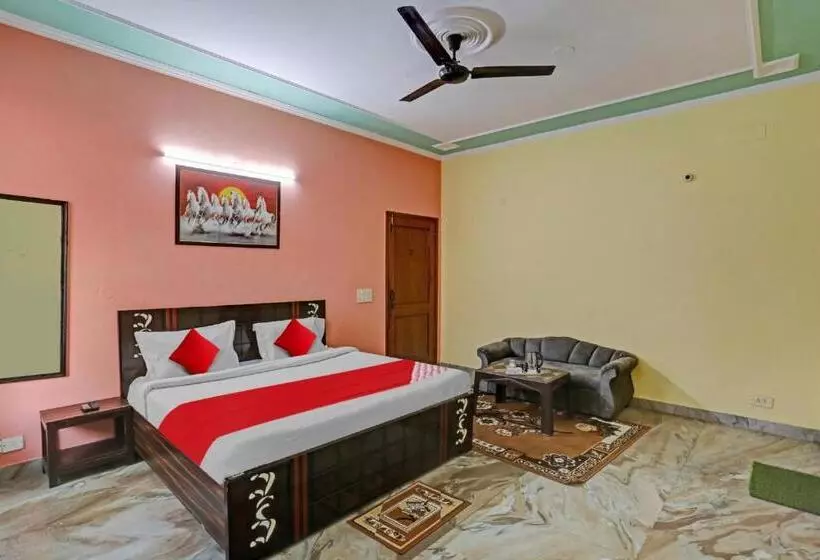 Hotelli Oyo Flagship 81046 Royal Retreat