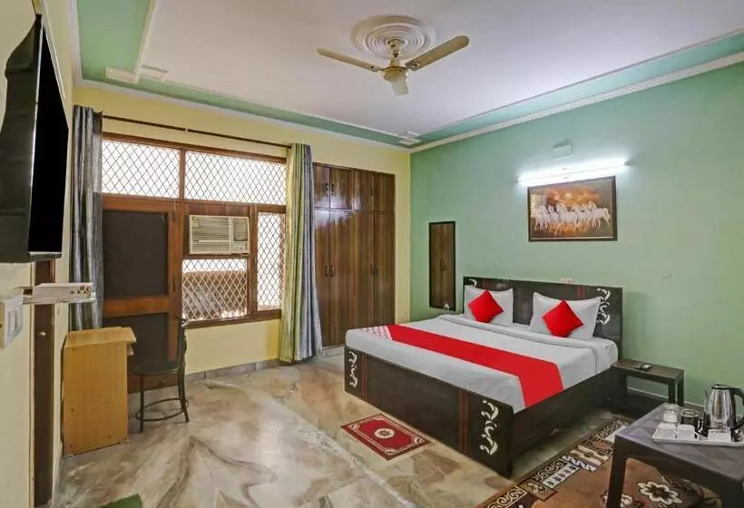 Hotelli Oyo Flagship 81046 Royal Retreat