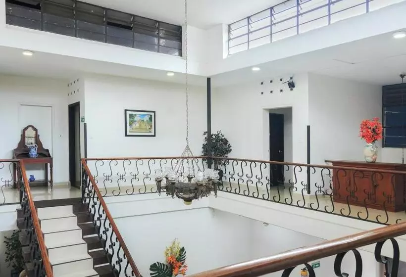 Отель Colonial Plaza