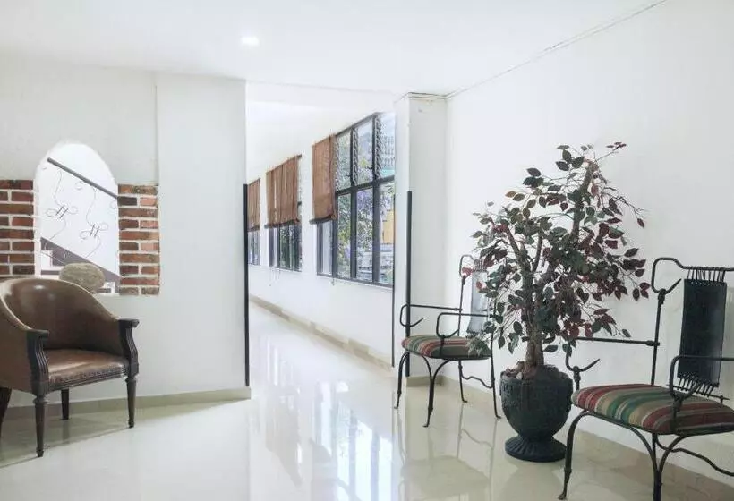 Отель Colonial Plaza