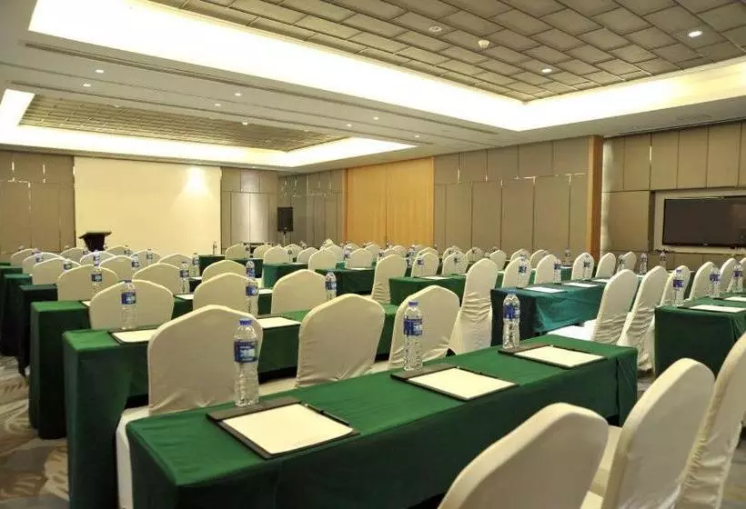 Hotel Ramada By Wyndham Zhengzhou East