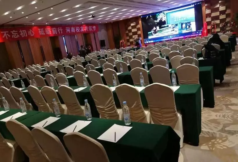 Hotel Ramada By Wyndham Zhengzhou East