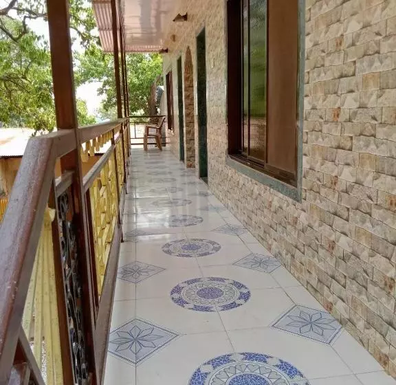 ペンション New Alpha House Matheran