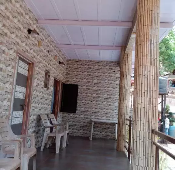 ペンション New Alpha House Matheran