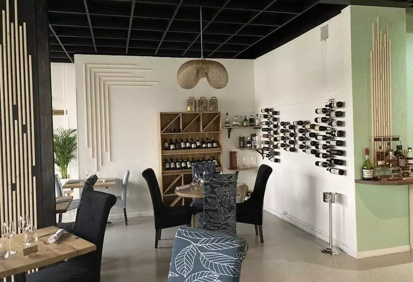 Hotelli Hôtel Restaurant Le S Y