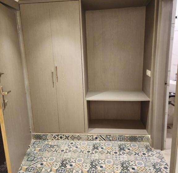 هتل Express Square9