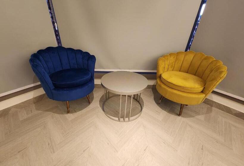 هتل Express Square9