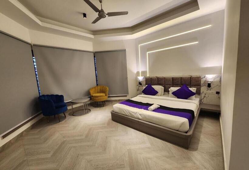 هتل Express Square9