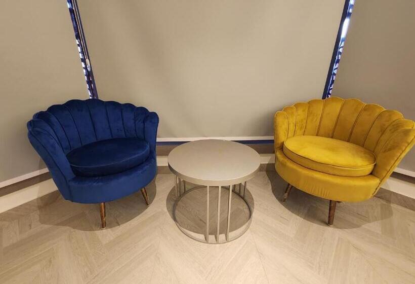 هتل Express Square9