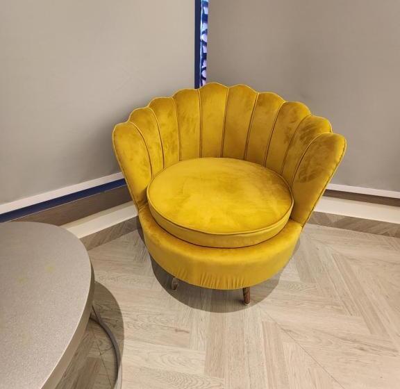 هتل Express Square9