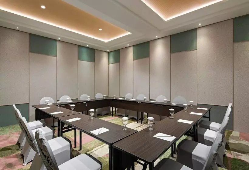 Maxonehotels At Kota Harapan Indah Bekasi