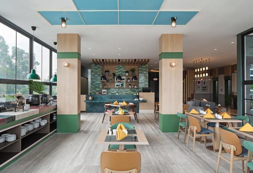 Maxonehotels At Kota Harapan Indah Bekasi