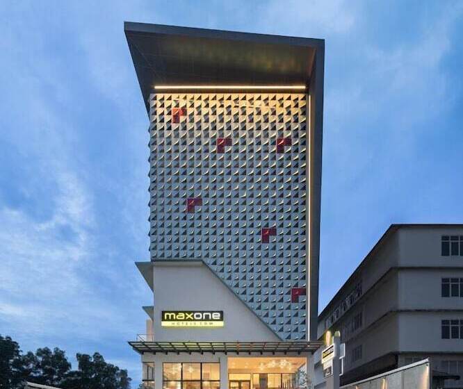 Maxonehotels At Kota Harapan Indah Bekasi