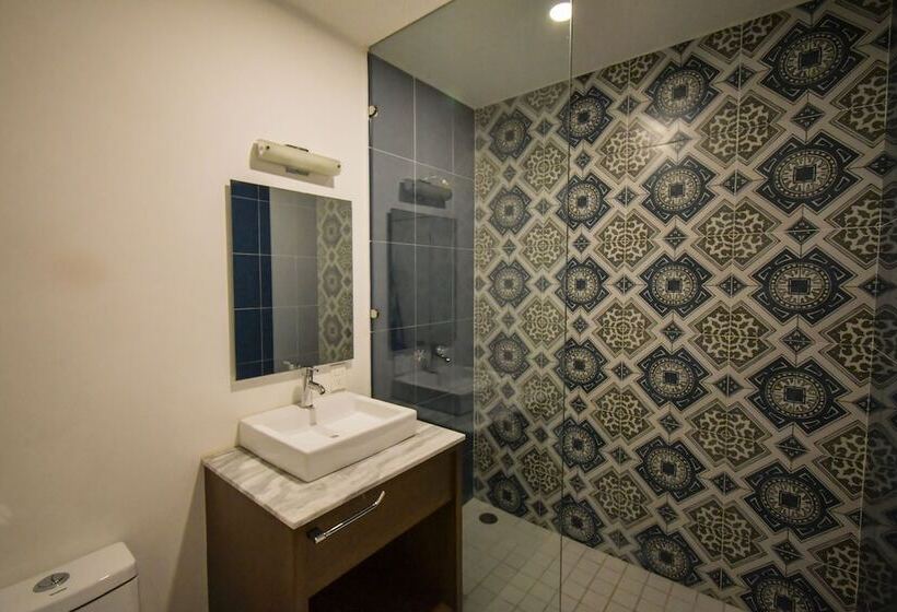 Satelite 2750 Hotel & Suites