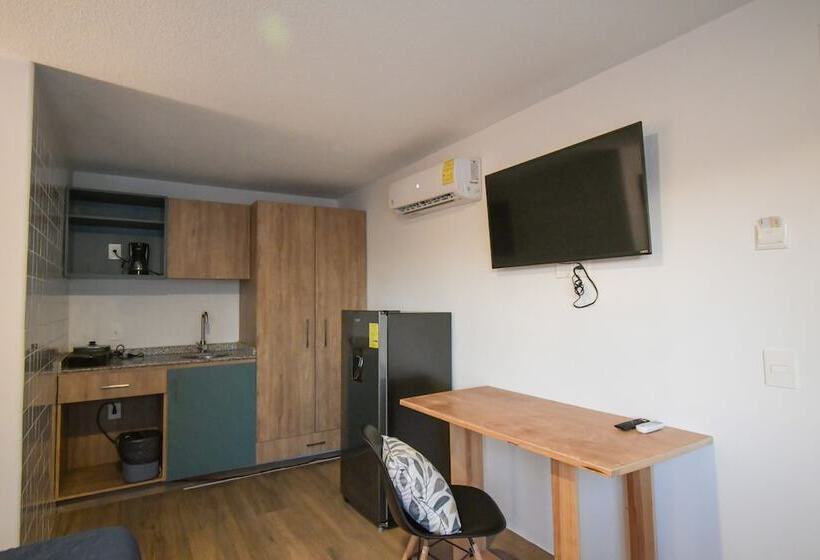 Satelite 2750 Hotel & Suites