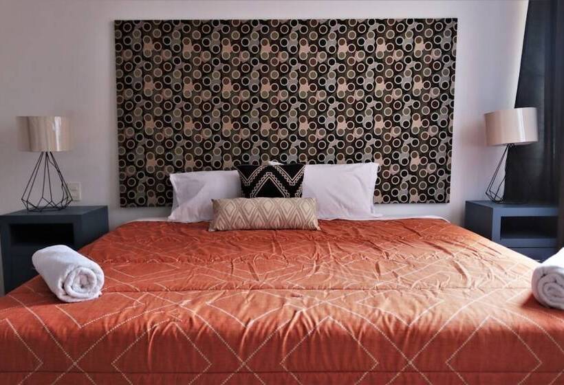 Satelite 2750 Hotel & Suites