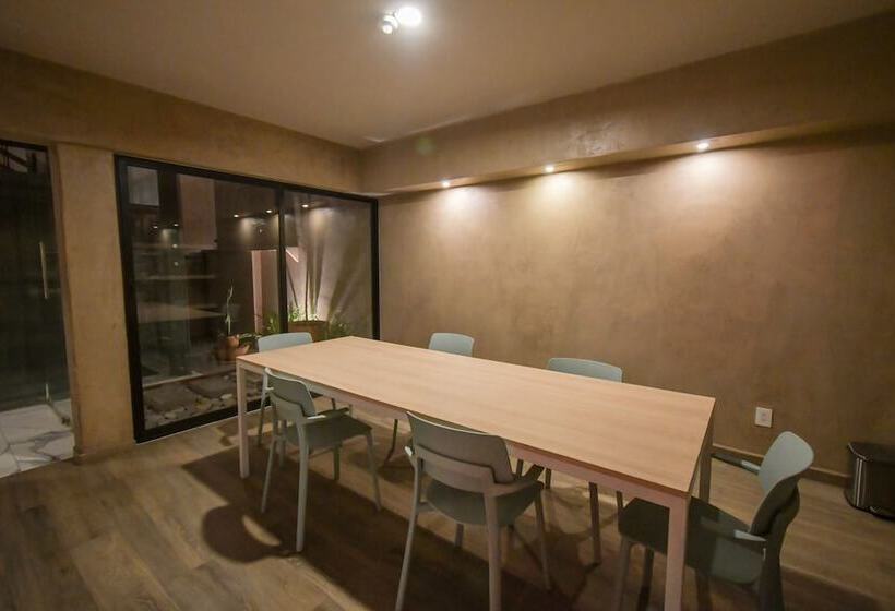 Satelite 2750 Hotel & Suites