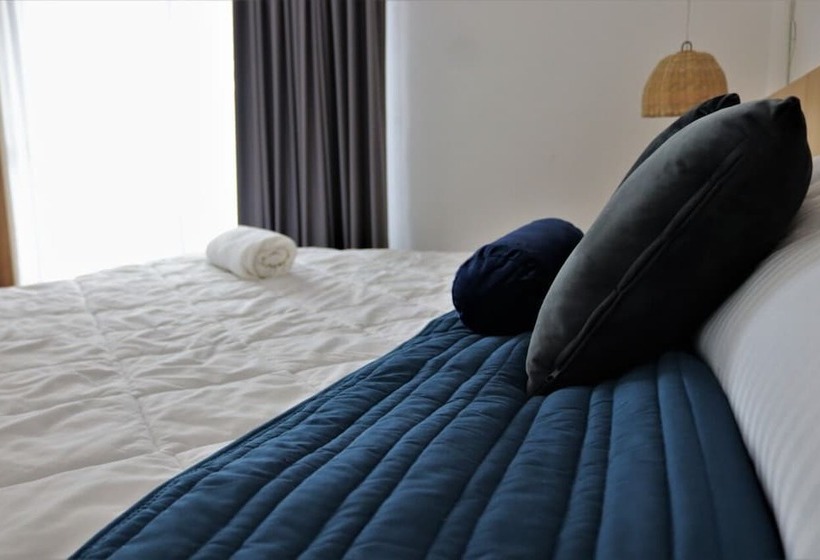 Satelite 2750 Hotel & Suites