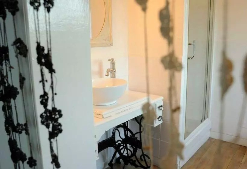 ベッドアンドブレックファースト Chambre D`hôtes La Roseraie
