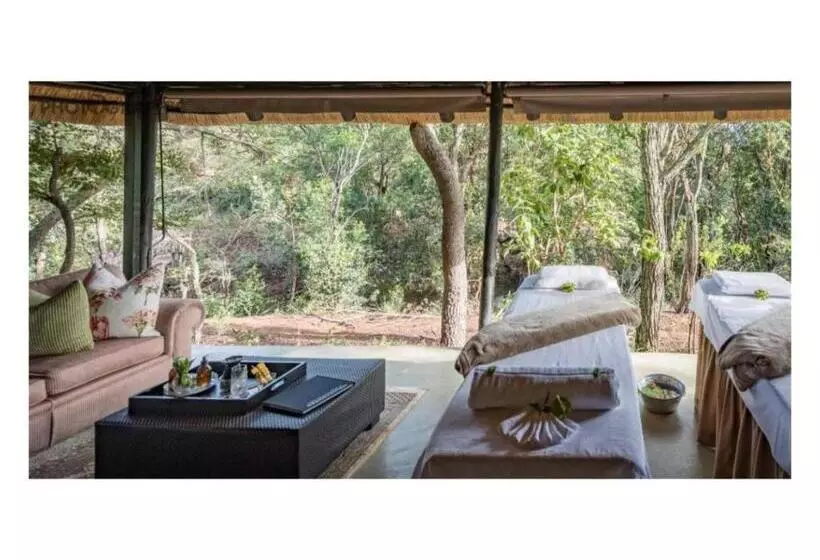 ホテル Ndlovu Safari Lodge