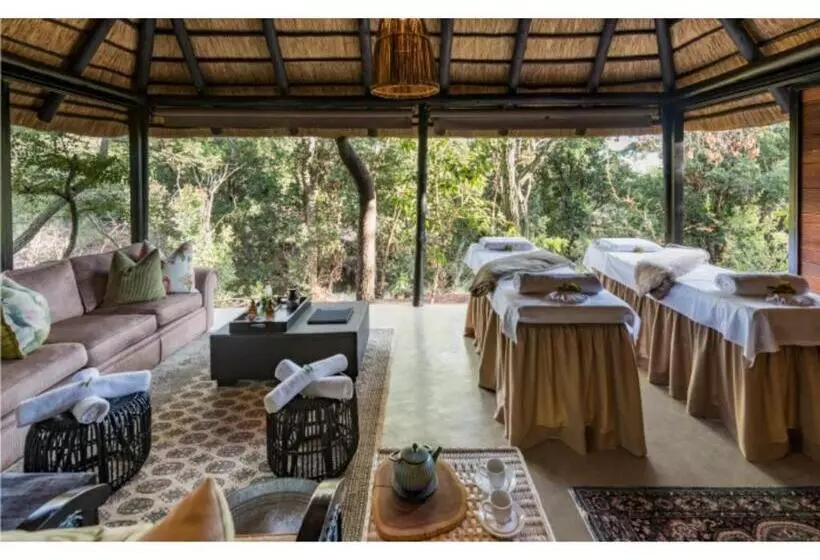 ホテル Ndlovu Safari Lodge