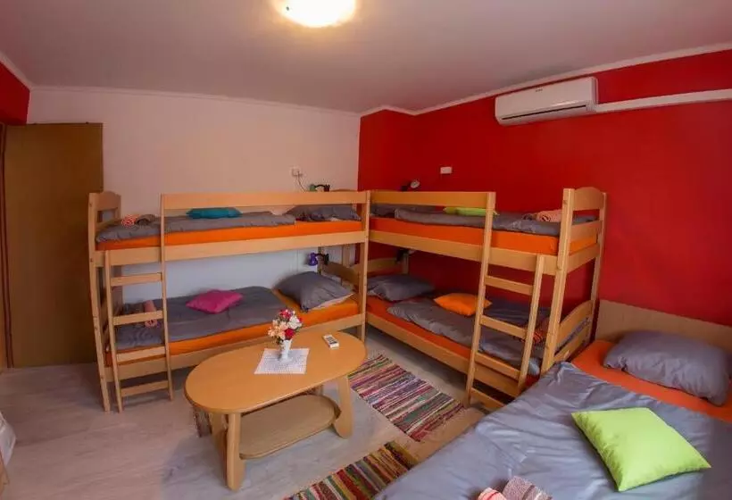 پانسیون Guesthouse Adi