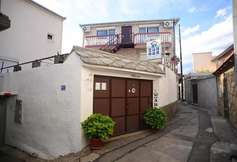 پانسیون Guesthouse Adi