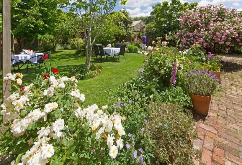 تختخواب و صبحانه The Racecourse Inn