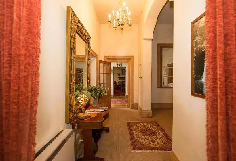 تختخواب و صبحانه The Racecourse Inn