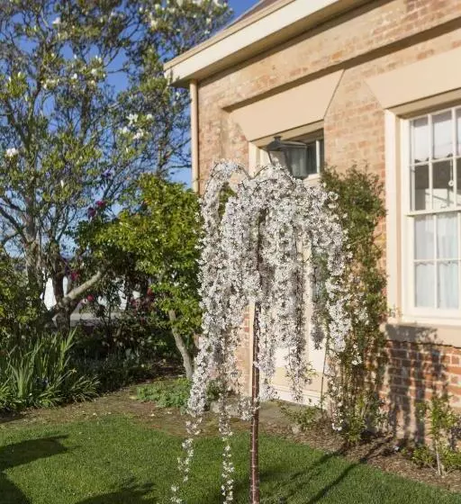 تختخواب و صبحانه The Racecourse Inn