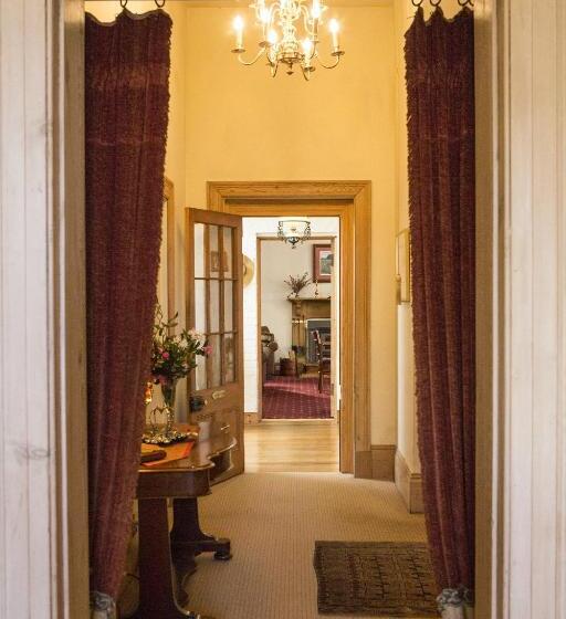 مبيت وإفطار The Racecourse Inn