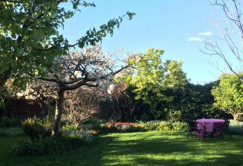 تختخواب و صبحانه The Racecourse Inn