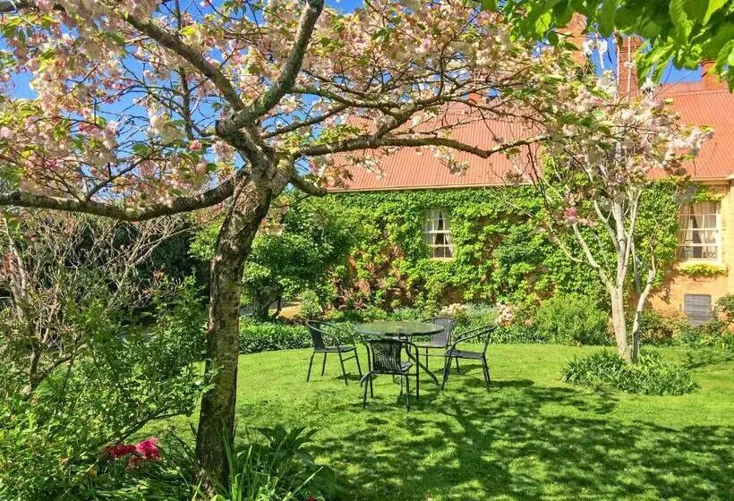 تختخواب و صبحانه The Racecourse Inn