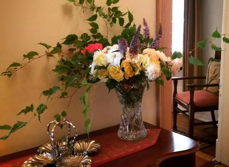 تختخواب و صبحانه The Racecourse Inn