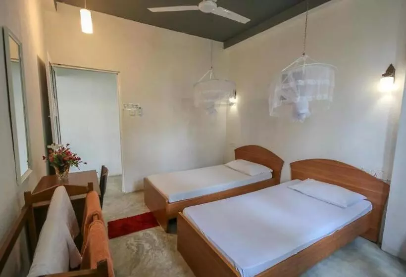 פנסיון Holiday Inn Unawatuna