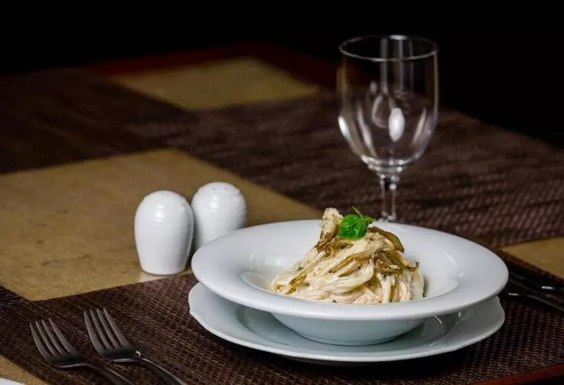 Kandy City Hotel By Earl S